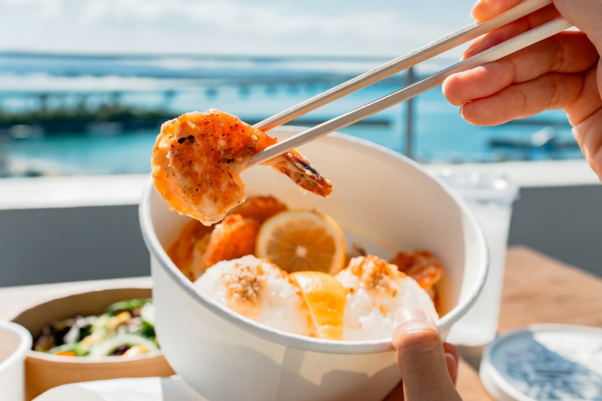 古宇利島の海を背景にしたガーリックシュリンプ